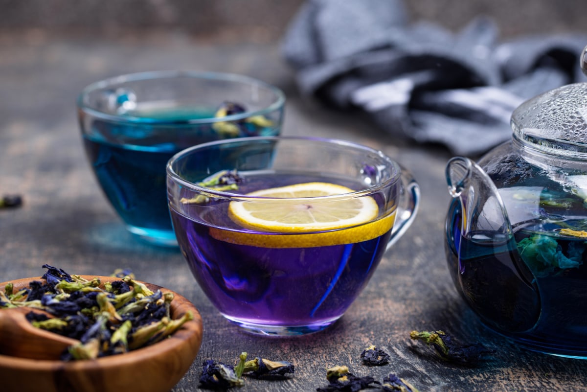 Blue and purple butterfly pea tea with lemon